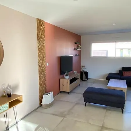 Emplacement Ideal Maison Neuve Proche De Toutes Commodites Entre La Et Le Puydufou Holiday home